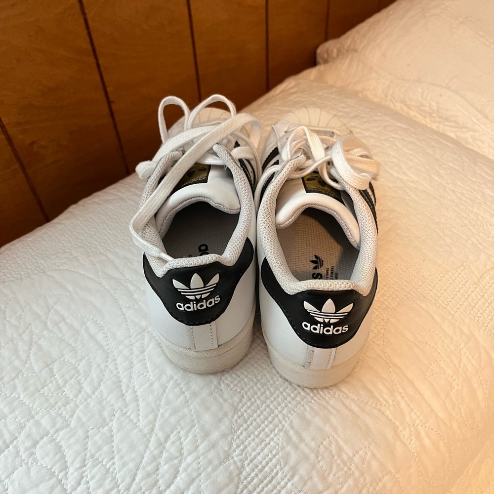 CLASSIC ADIDAS SIZE 5.5 - Picture 4 of 7
